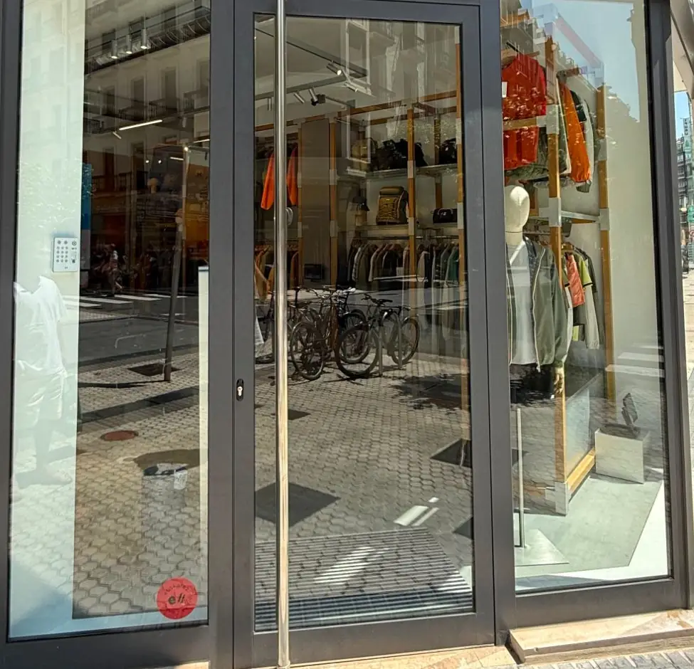 Vitrine et porte vitrée de commerce propres, sans traces